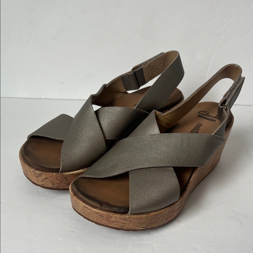 Clarks Stasha Hale Soft Cushion Wedge Slingback Sandal Women's Sz 6 Silver >